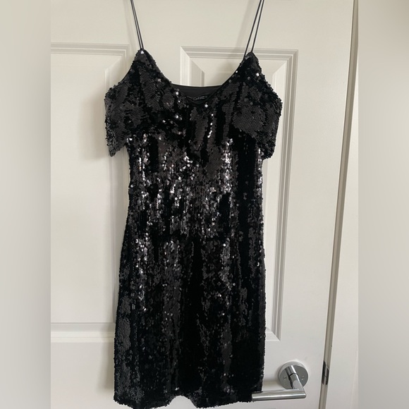 NWT ZARA Black Sequin Mini Dress Ruffled V-Neckline Cocktail Sexy size XS - Picture 2 of 3